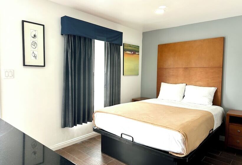 Отель Oceanside Inn & Suites