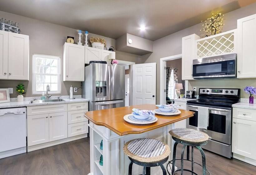 Modern Farmhouse In Belle Plaine W/ Covered Porch!