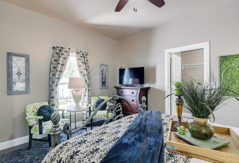 Modern Farmhouse In Belle Plaine W/ Covered Porch!