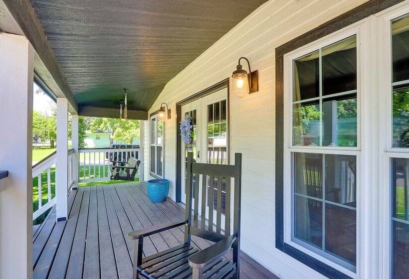 Modern Farmhouse In Belle Plaine W/ Covered Porch!