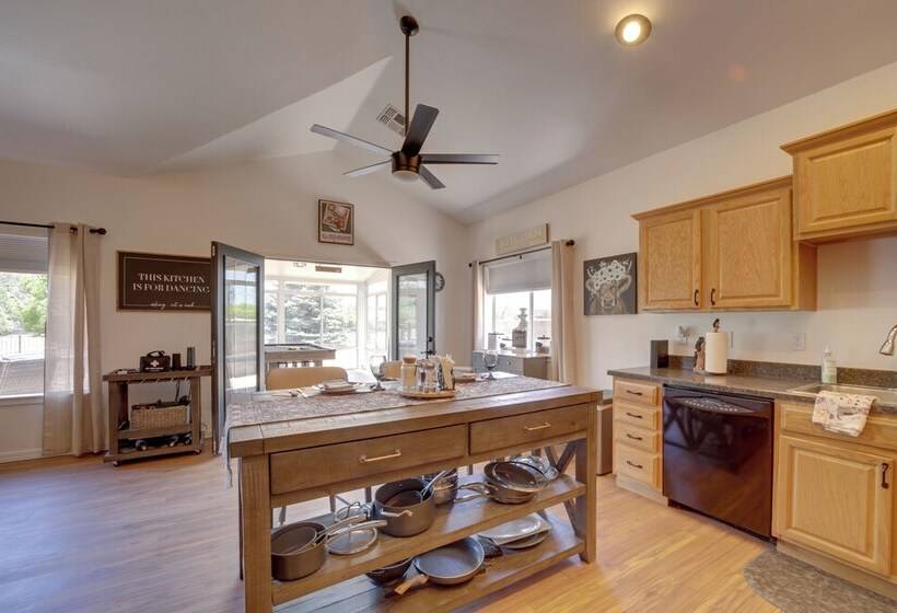 12 Mi To Flagstaff: Pet Friendly Home W/ Sunroom!