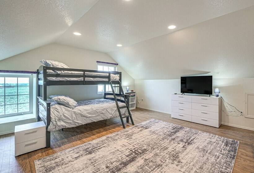 Pet Friendly Monte Vista Home W/ Game Room!