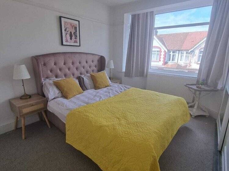 Резиденция Large 4 Bed Terraced House