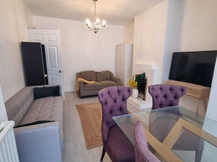 Резиденция Large 4 Bed Terraced House
