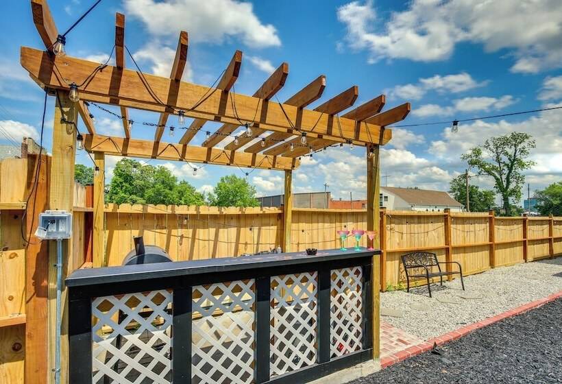 St Louis Home W/ Deck, Outdoor Bar & Grill!