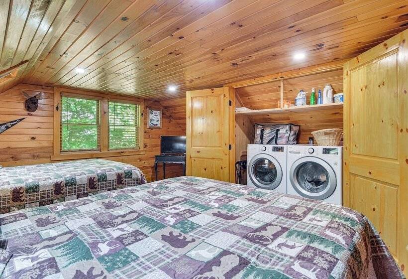 Woodsy Beaver Cove Cabin W/ Deck & Fire Pit!