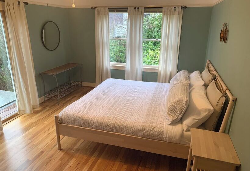 بنسيون 250 N Adams St