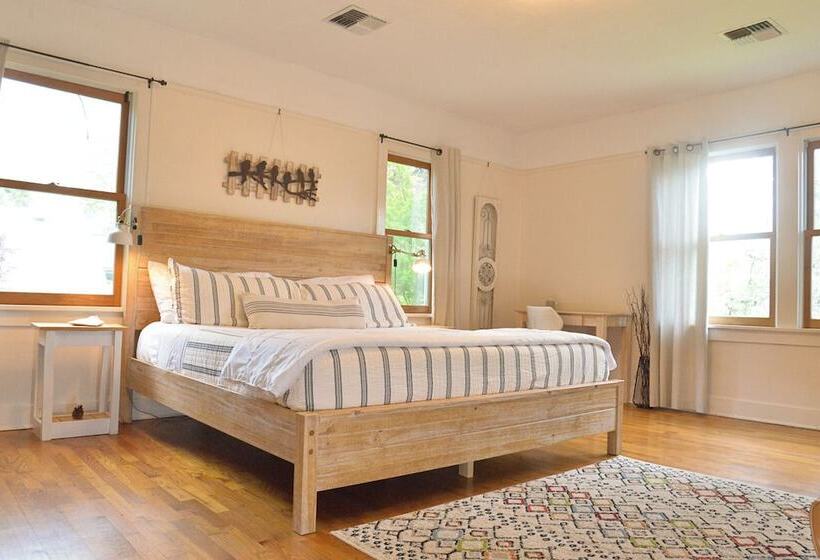 بنسيون 250 N Adams St