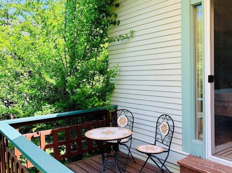 بنسيون 250 N Adams St