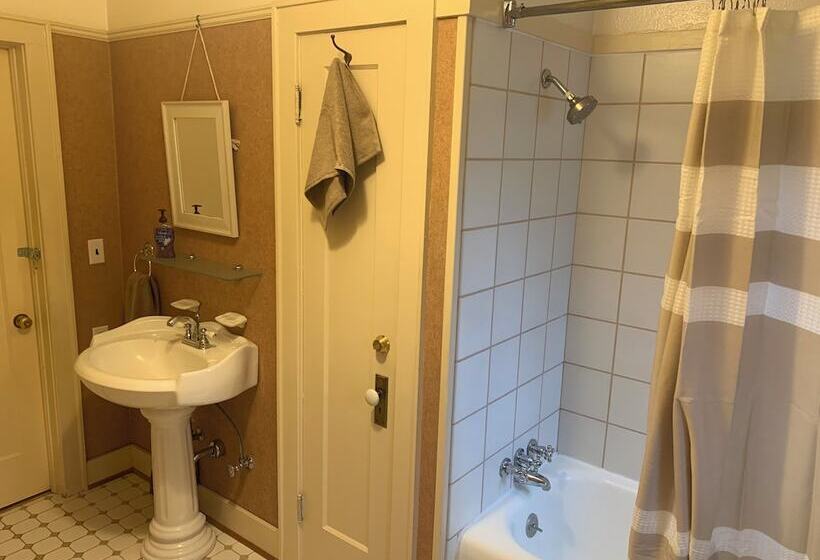 بنسيون 250 N Adams St