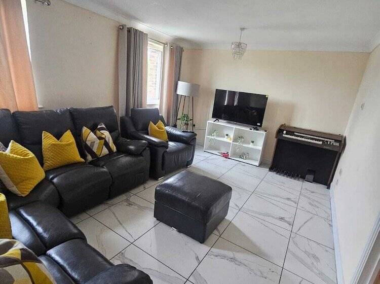 إقامة Sittingbourne Serenity   Spacious 4 Bed House