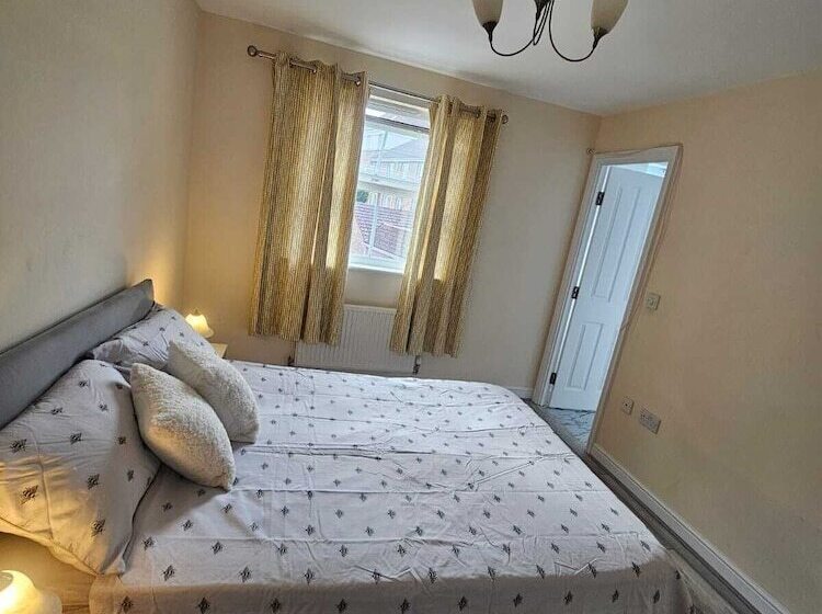 إقامة Sittingbourne Serenity   Spacious 4 Bed House