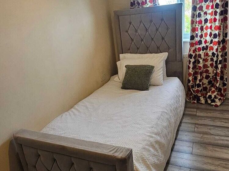 إقامة Sittingbourne Serenity   Spacious 4 Bed House