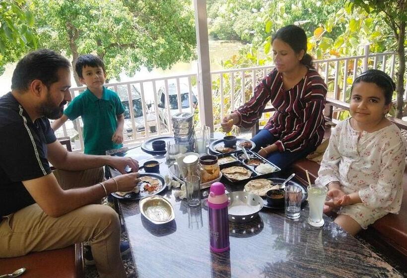 منتجع Sarovar Inn