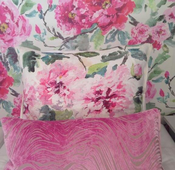 تختخواب و صبحانه The Riverside Logies & Restaurant