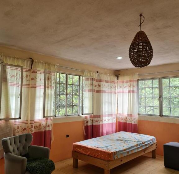 بنسيون Hostal El Jardín De Los Anturios