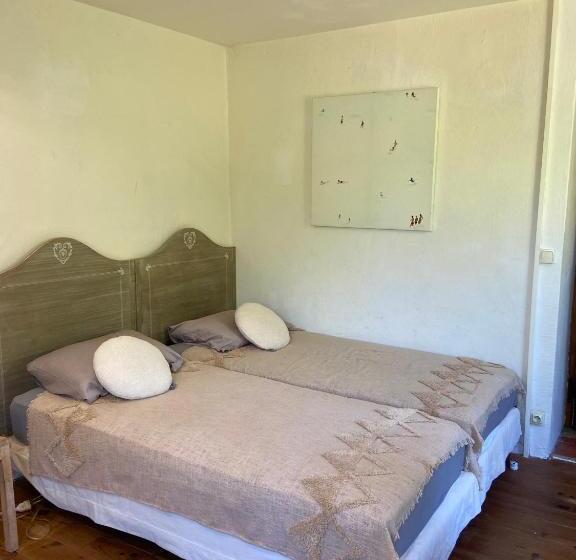 ベッドアンドブレックファースト Chambres D Hôtes De La Villa Les Rosiers   Eglantine