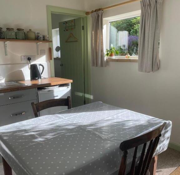 بنسيون Honey House