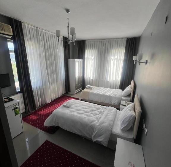 The Hi̇lltop Otel