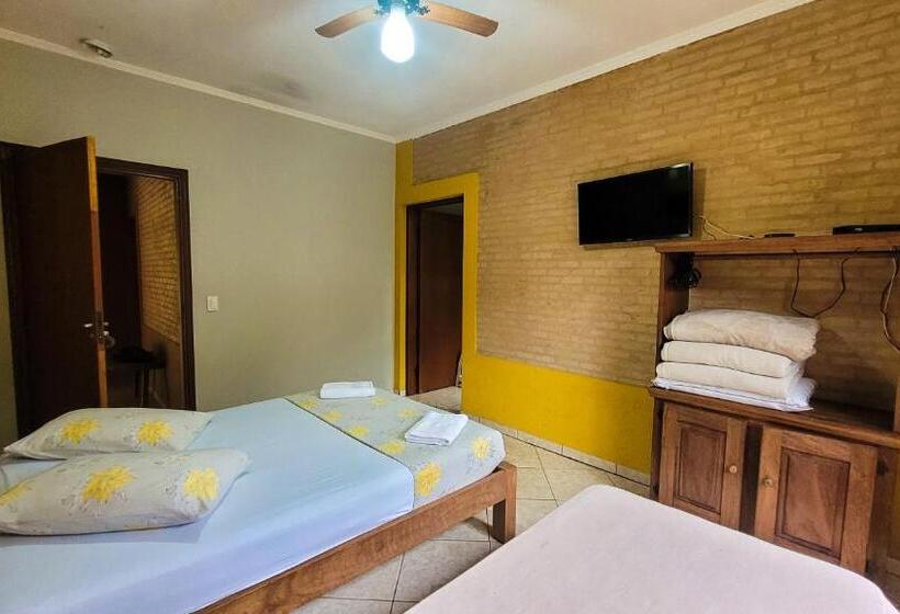 ユースホステル Pousada E Camping Claro Casa De Pedra De Delfinópolis  Mg