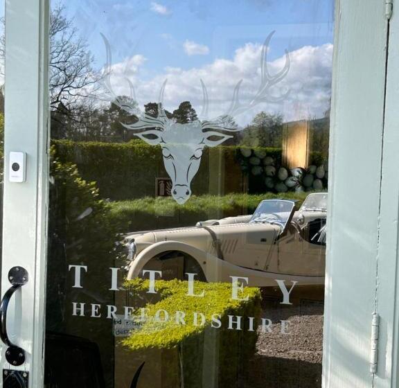 הוסטל The Stagg Inn & Classic Car Experience