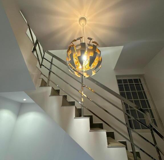 هتل Lavish Homestay