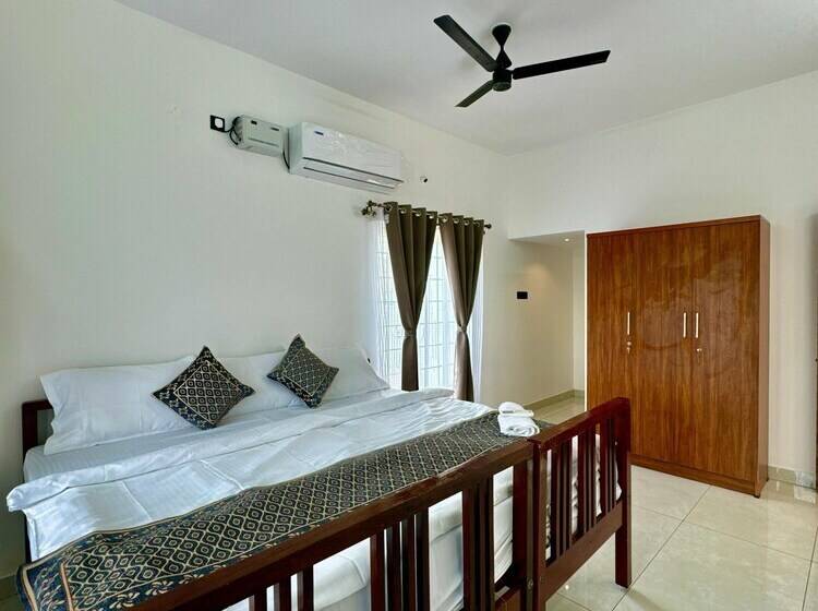 هتل Lavish Homestay
