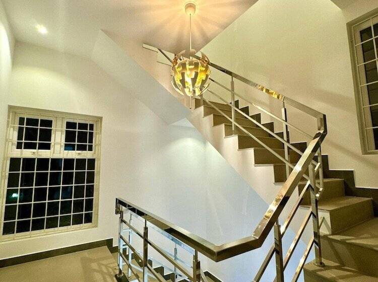 هتل Lavish Homestay