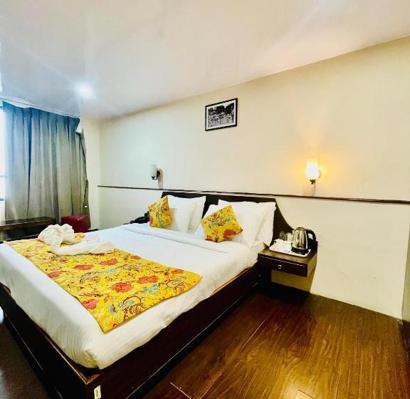 Отель Royal Suites Walkin Distance Prem Mandir