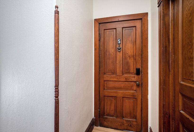 The Grand Inn Apartment Hotel 200