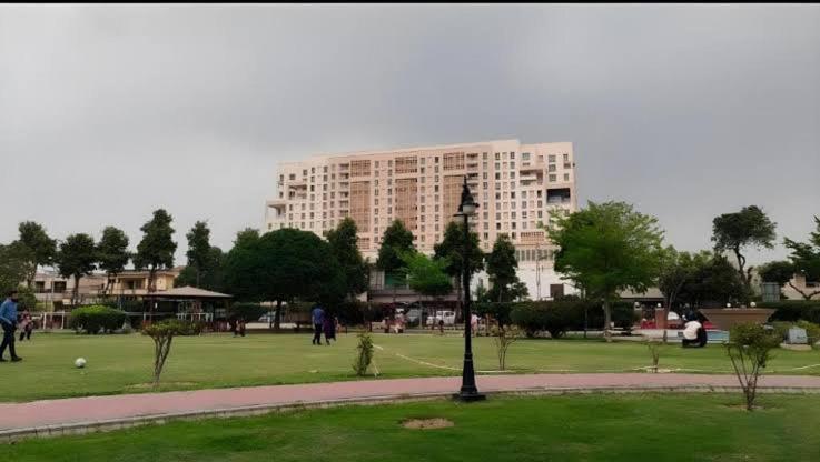 هتل Premium Residences At Al Fateh Gold Crest Mall Apartments, With Grand Al Fateh Store Lahore