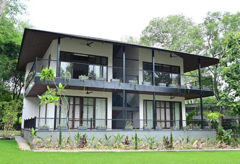 リゾートホテル Sandesh Water Edge Kabini