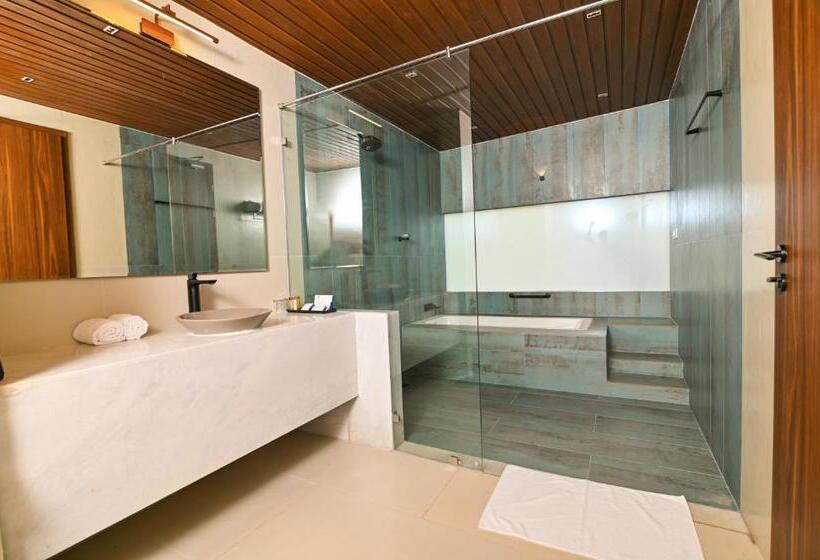 リゾートホテル Sandesh Water Edge Kabini