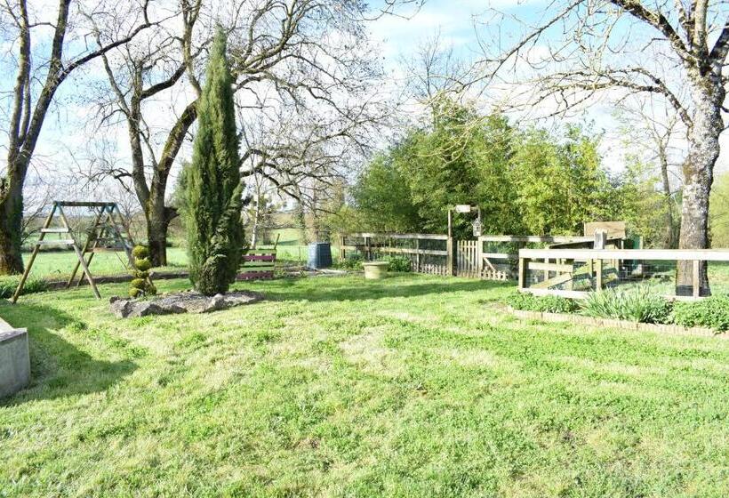 مبيت وإفطار Le Cardoué, Chambres D Hôtes Proche Du Puy Dufou