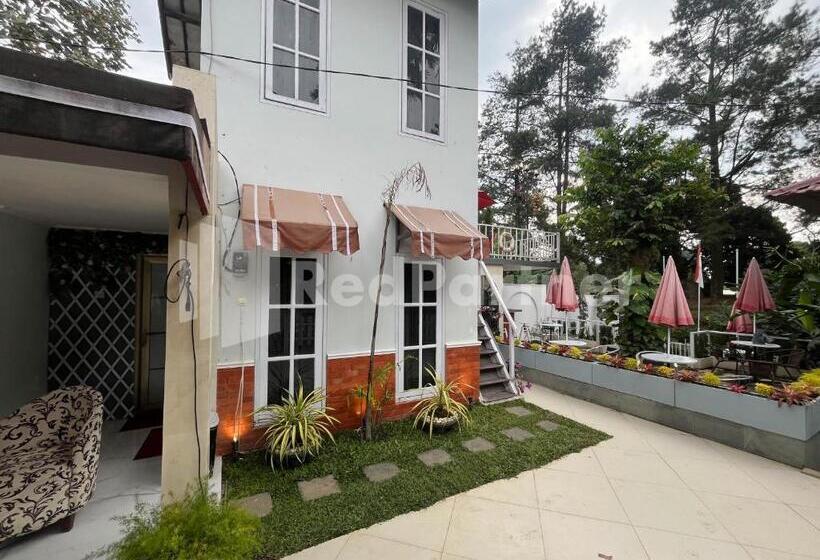 ホテル Villa Layar Selorejo Redpartner