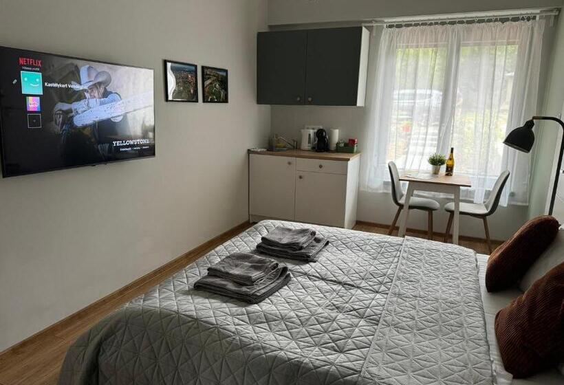 Kastélykert Vendégház Tata