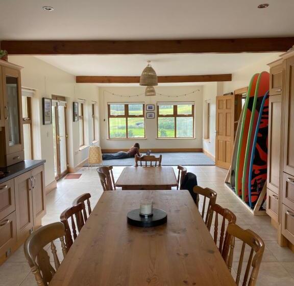 مبيت وإفطار Winki Waves   Surf Lodge And School