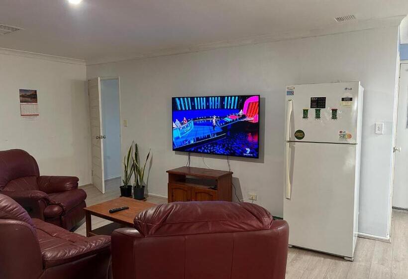 پانسیون Master Room With Ensuite In A Lovely House