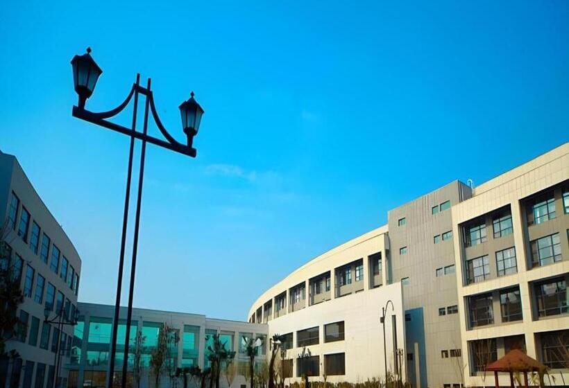 منتجع New Century Hotel Zaozhuang Fengming