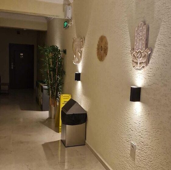 Ados Otel