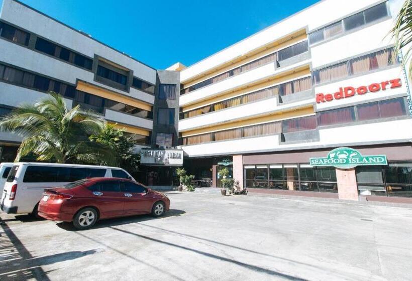 فندق Reddoorz Plus @ Holiday Plaza Tuguegarao City