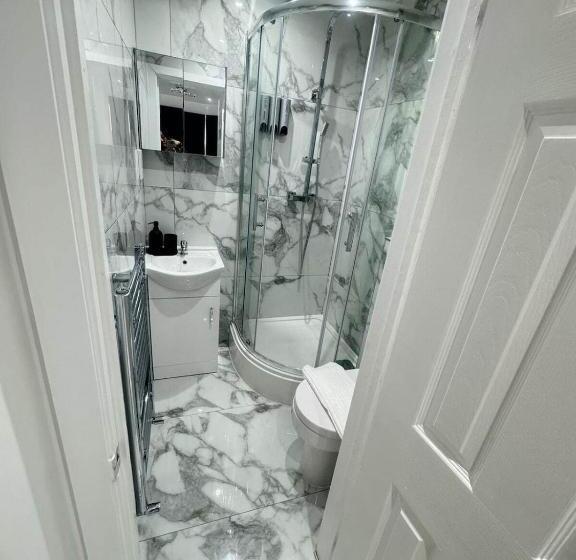 پانسیون Tina Guest House