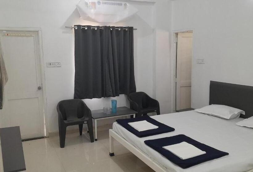 Отель Gulati Suites
