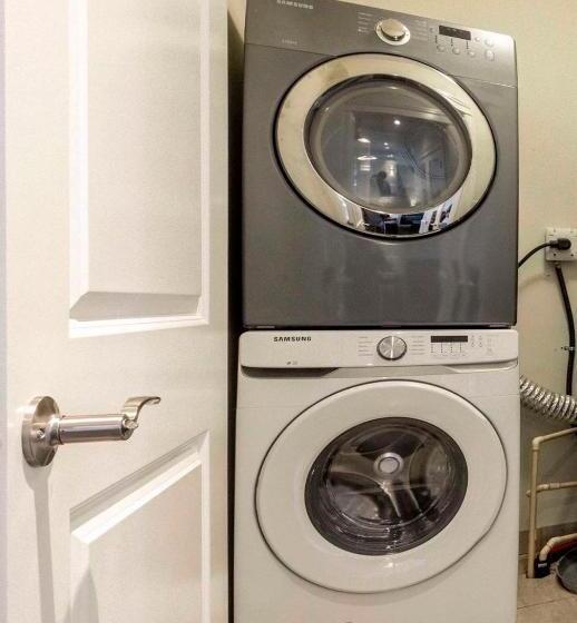بنسيون Comfy Private Room & Bath Near Skytrain Metrotown