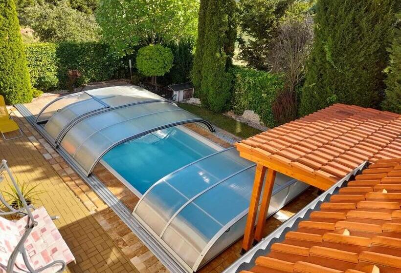 민박 Canadian Style House With 3d Effect Pool