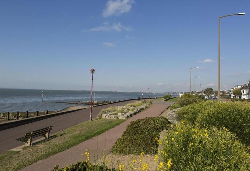 پانسیون Southend Guest House   Close To Beach, Train Station & Southend Airport