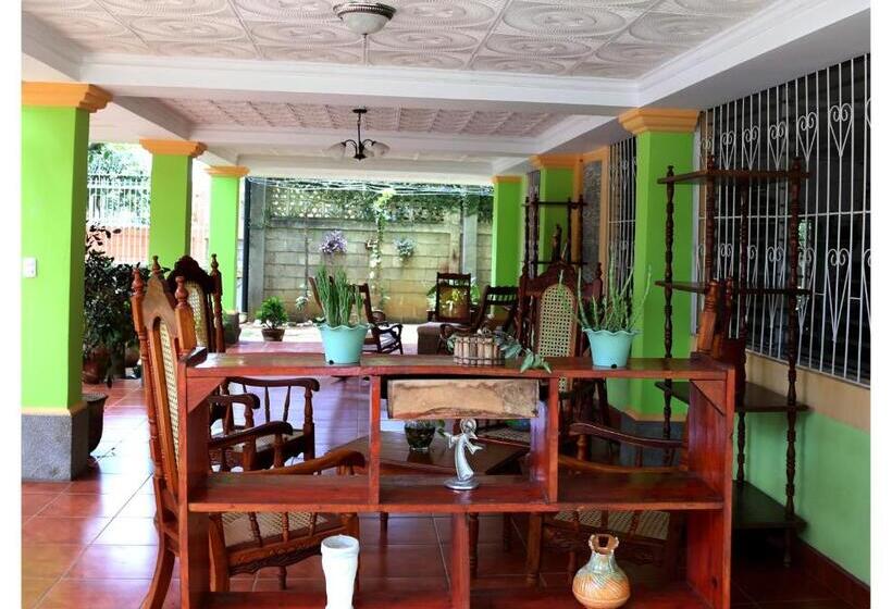 تختخواب و صبحانه Hostal San Antonio