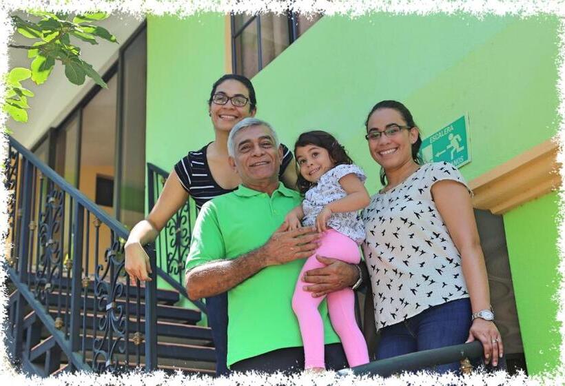 تختخواب و صبحانه Hostal San Antonio