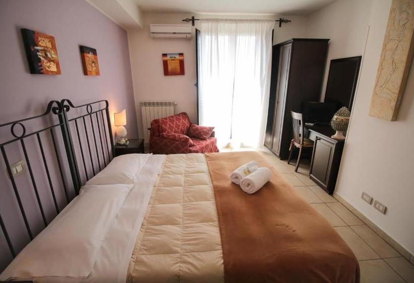هتل B&b Regina Carolina