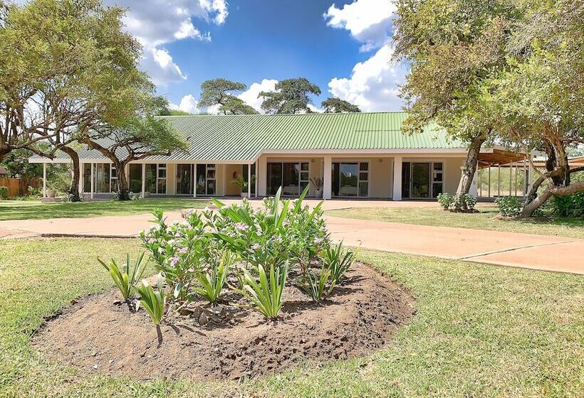 בית מלון כפרי Tshikwalo Game Lodge